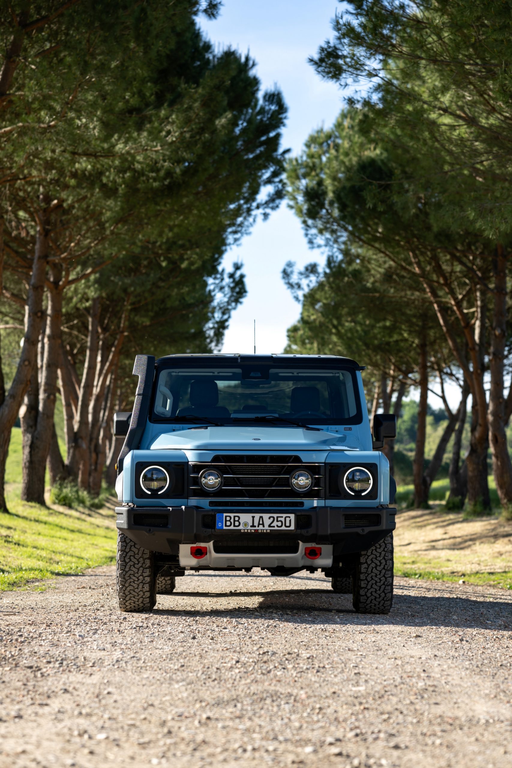 Vista frontal del Ineos Grenadier, robustez y capacidad todoterreno.