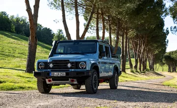 El Ineos Grenadier exhibiendo su perfil robusto y capacidad off-road.