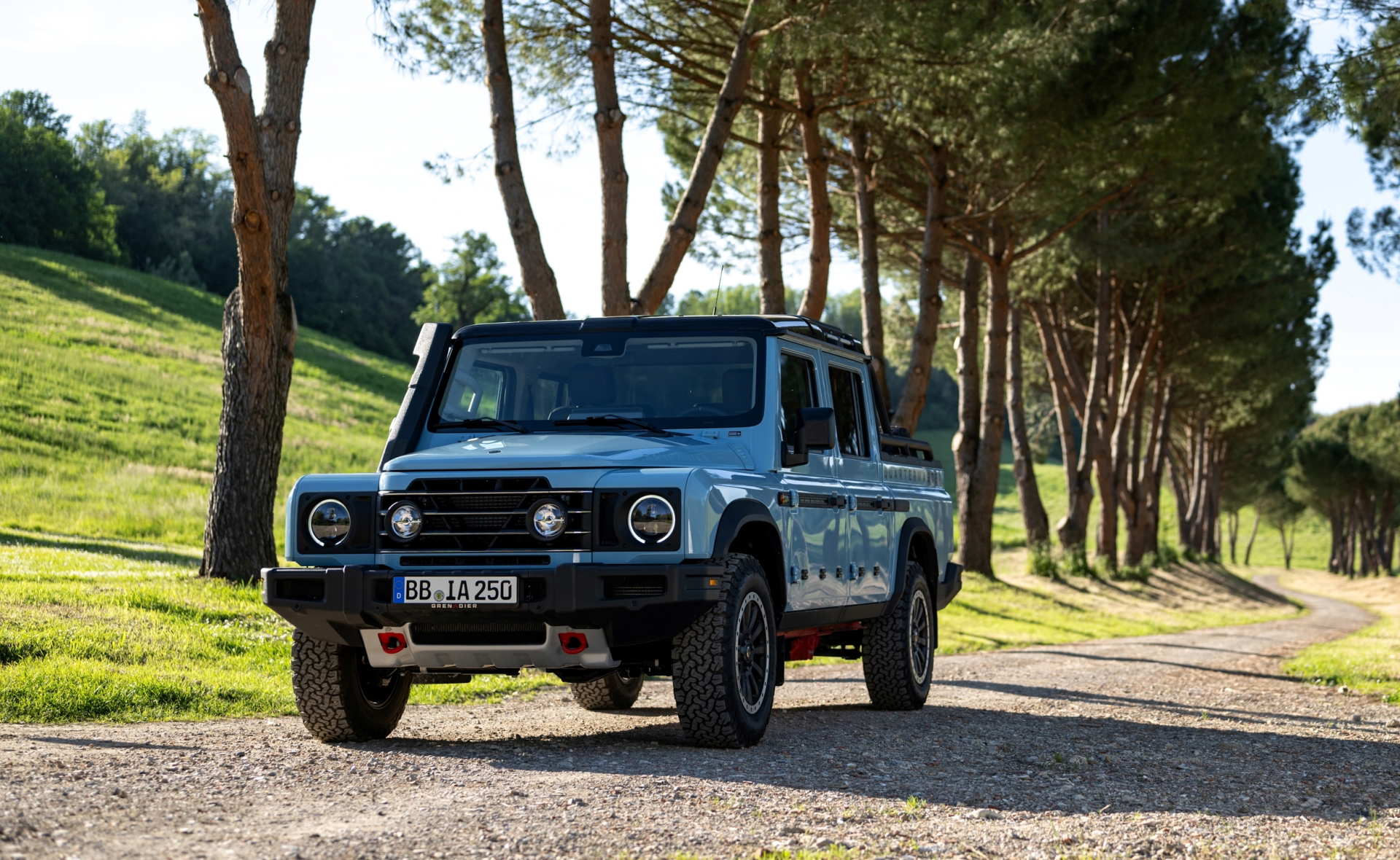 El Ineos Grenadier exhibiendo su perfil robusto y capacidad off-road.