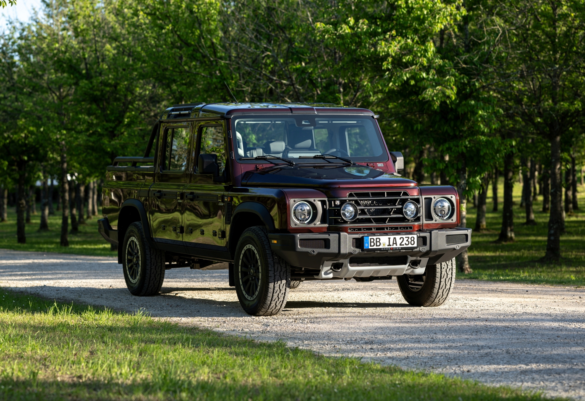 Vista dinámica del Ineos Grenadier en su hábitat natural.