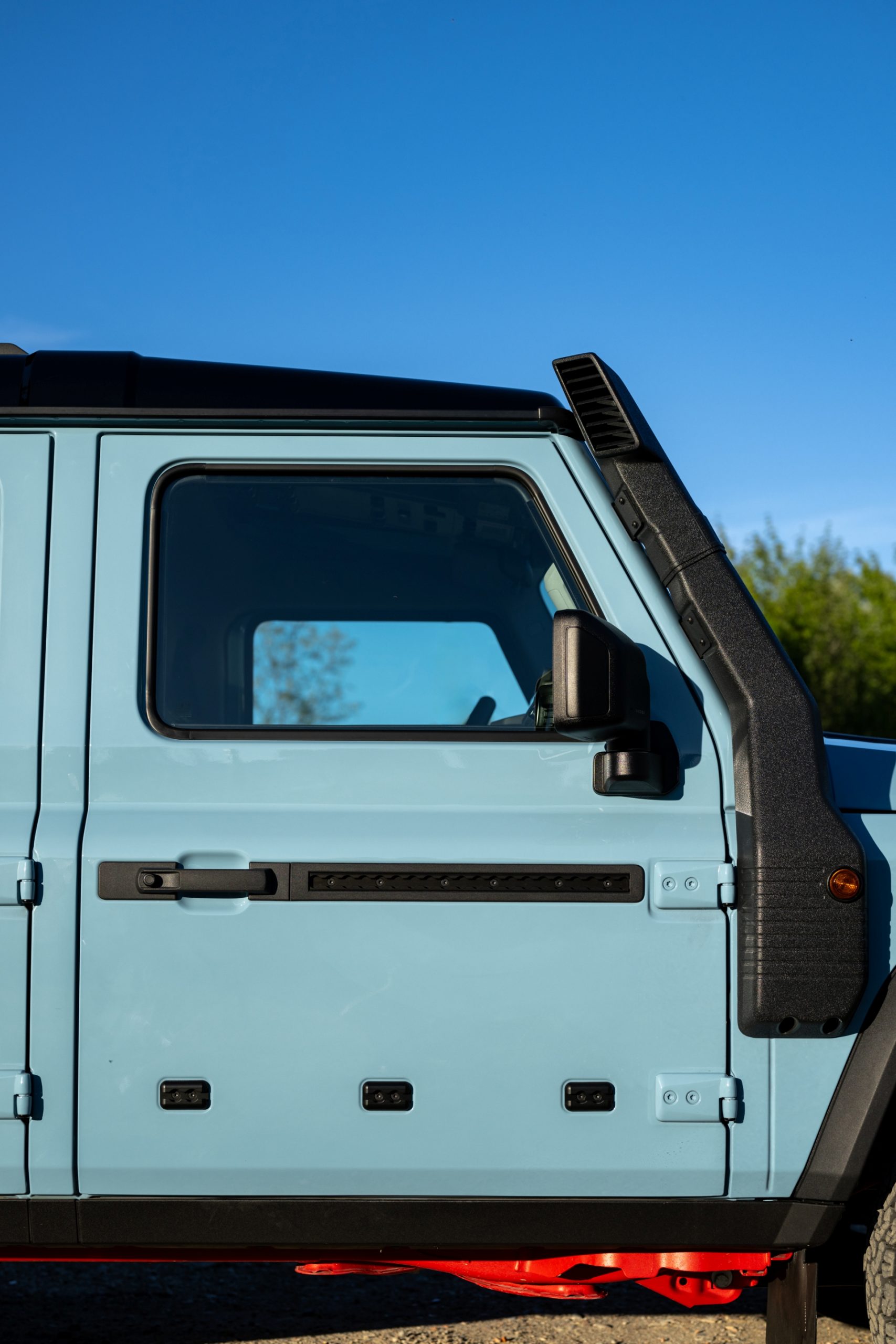 Vista lateral del robusto Ineos Grenadier en pruebas.