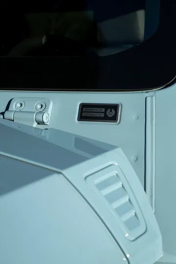 Vista cercana de un distintivo del Ineos Grenadier