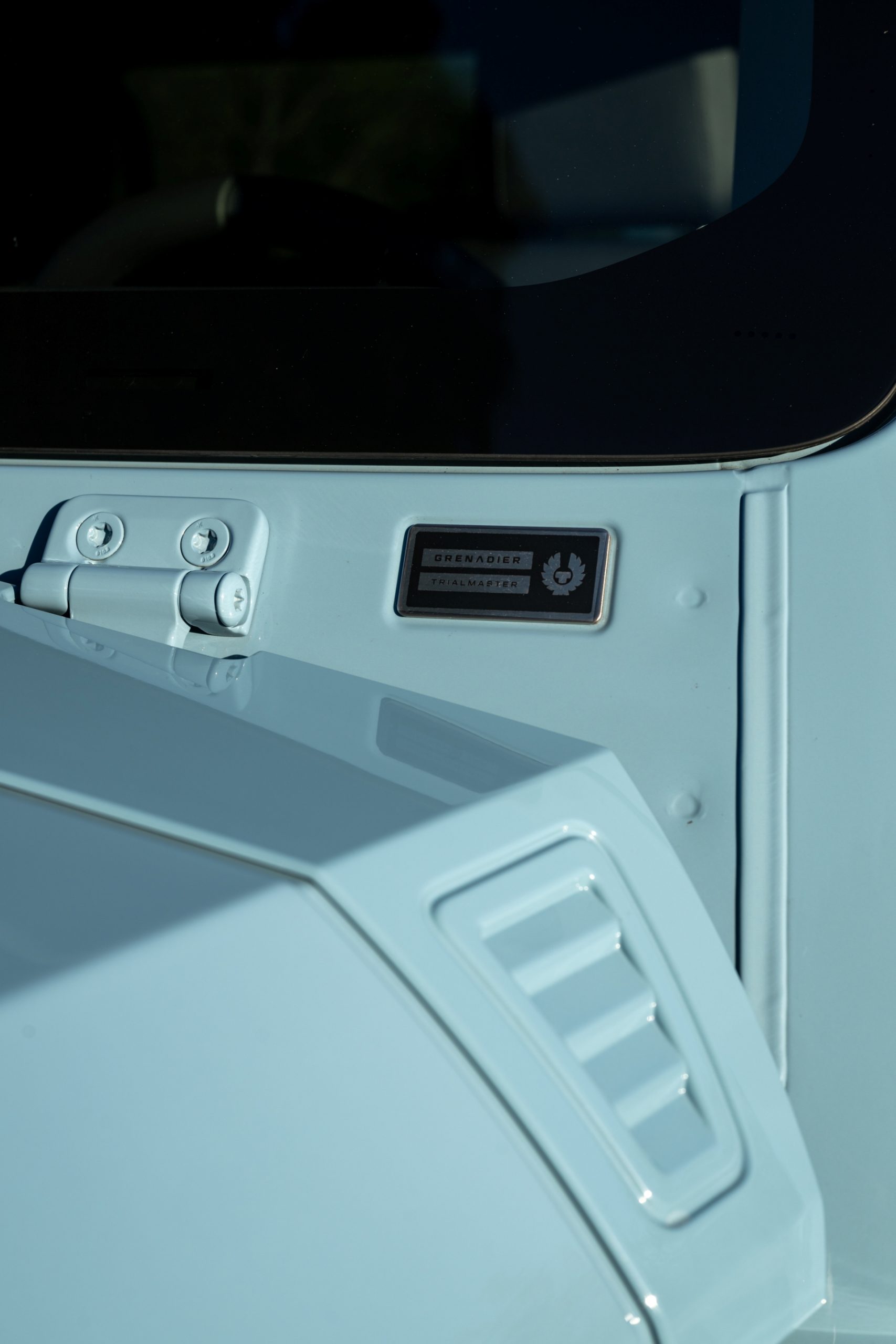 Vista cercana de un distintivo del Ineos Grenadier