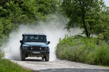 El Ineos Grenadier demuestra su capacidad de vadeo y robustez en terrenos desafiantes.