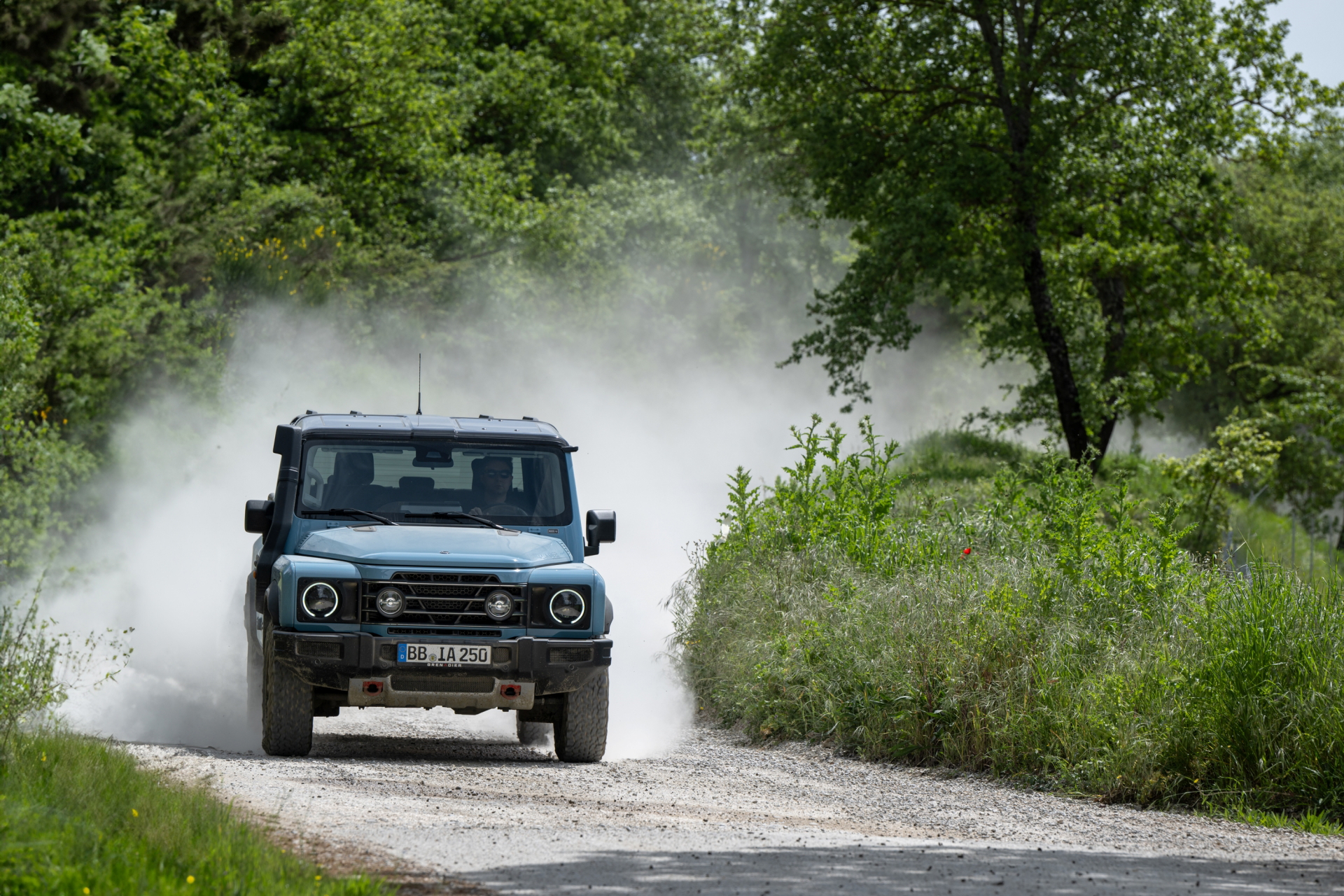 El Ineos Grenadier demuestra su capacidad de vadeo y robustez en terrenos desafiantes.