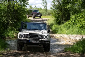 Ineos Grenadier superando terrenos complejos, versatilidad 4x4.