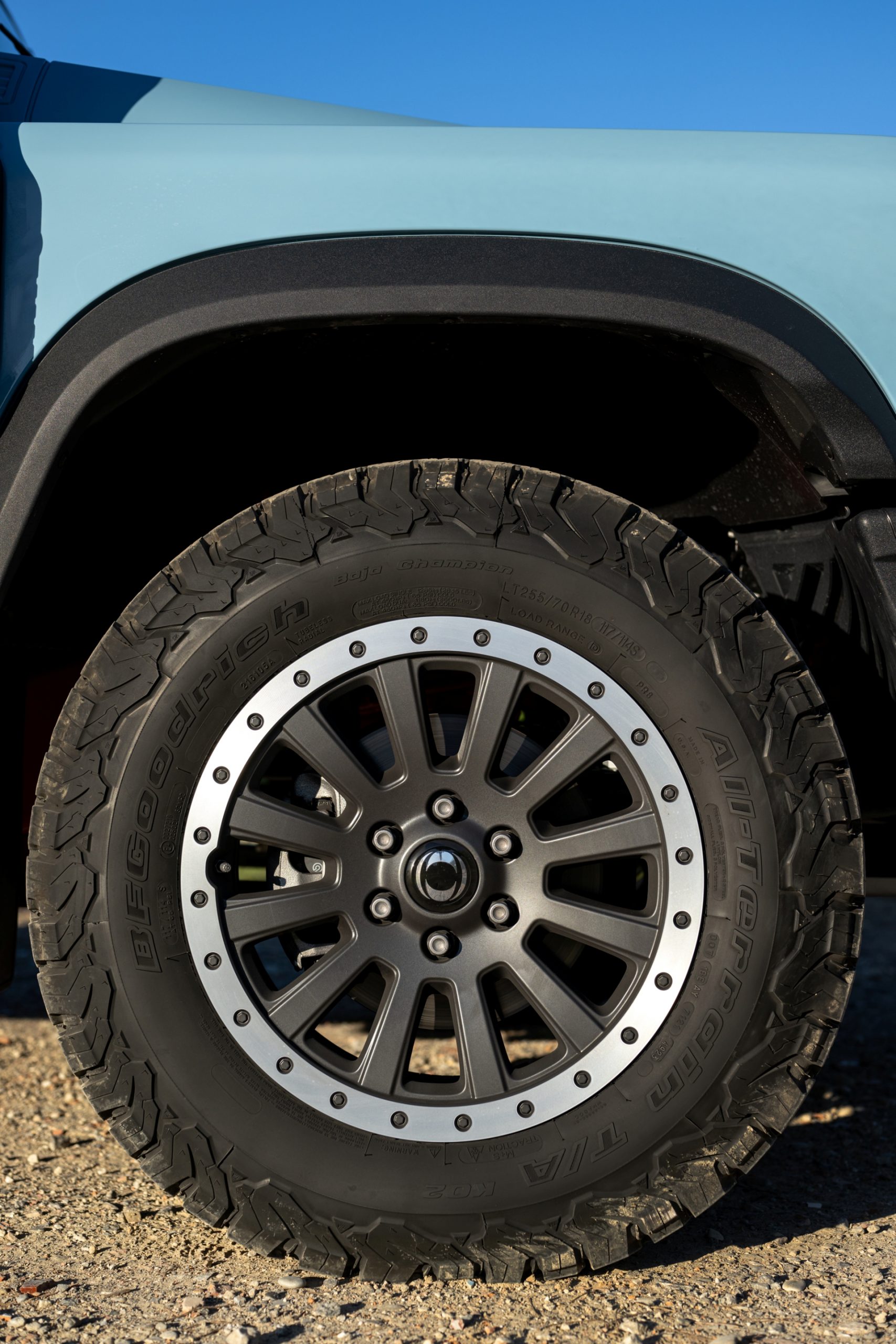 Imagen detallada del neumático y llanta robusta del INEOS Grenadier