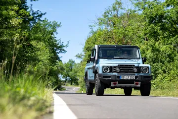 Vista diagonal del Ineos Grenadier Quartermaster 2024 dominando la carretera