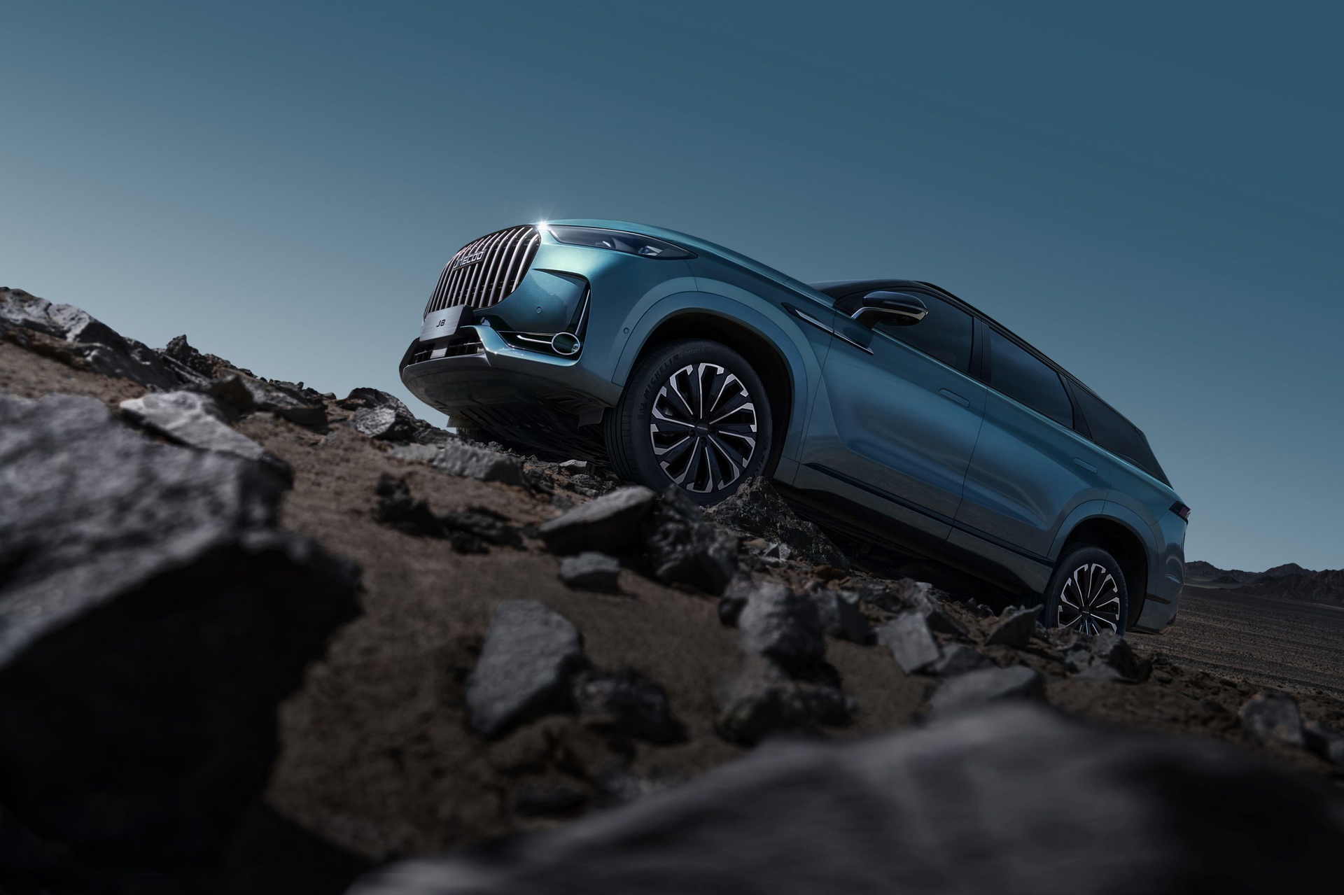 SUV de lujo abordando terreno rocoso con estilo y robustez.