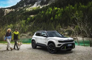 Jeep Avenger 4xe en entorno natural exhibiendo lateral