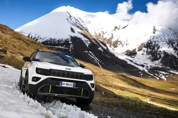 El Jeep Avenger 4xe muestra su capacidad todo terreno en paisaje nevado