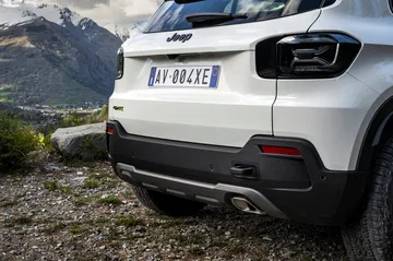 Vista trasera-lateral del Jeep Avenger, mostrando su robustez y diseño apto para off-road.