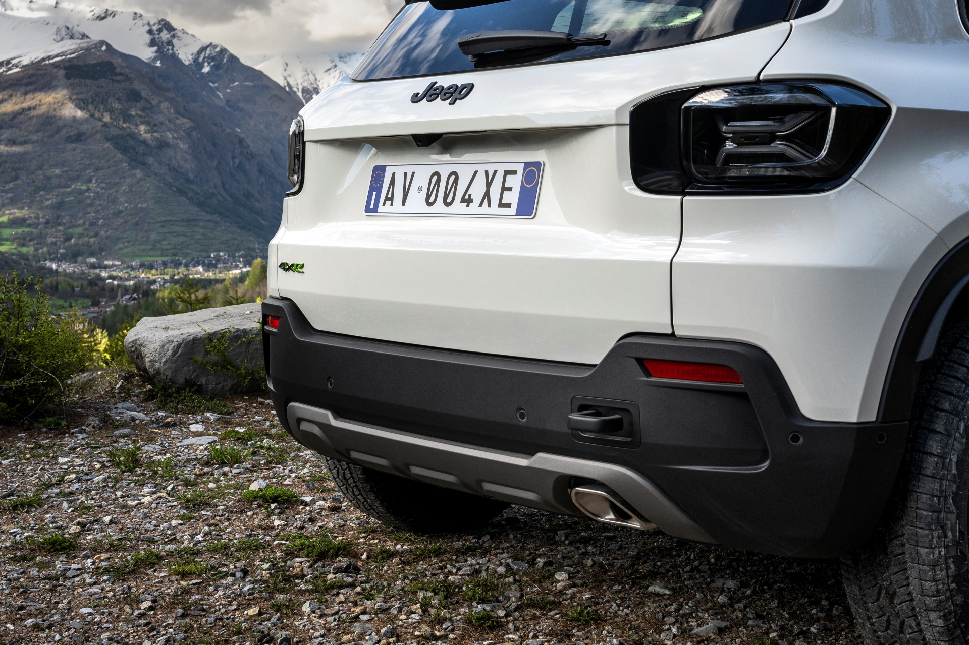 Vista trasera-lateral del Jeep Avenger, mostrando su robustez y diseño apto para off-road.