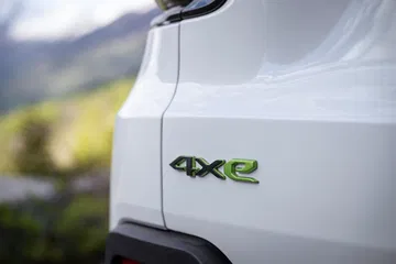 Vista del distintivo 4xe en el Jeep Avenger, símbolo de su tecnología híbrida.