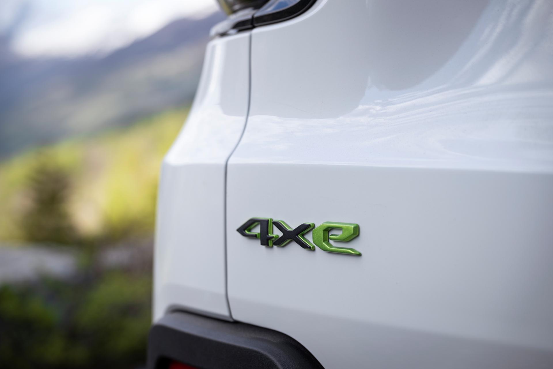 Vista del distintivo 4xe en el Jeep Avenger, símbolo de su tecnología híbrida.