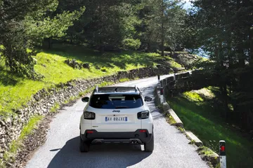 Jeep Avenger 4xe en desafiante ruta off-road, mostrando su capacidad todoterreno.