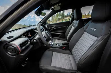 Cabina del Jeep Avenger 4xe 2025 que muestra asientos y detalle del tablero.