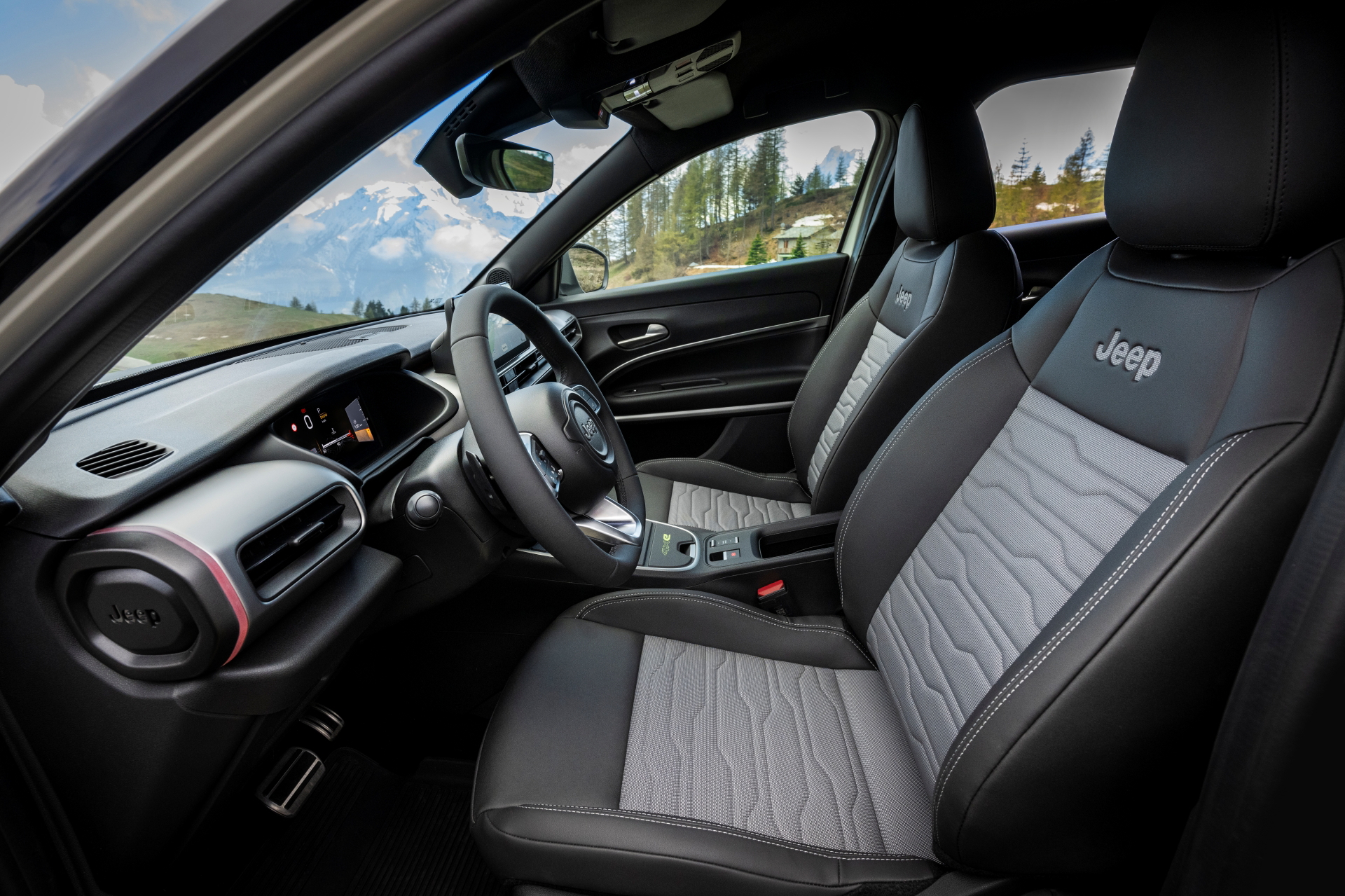 Cabina del Jeep Avenger 4xe 2025 que muestra asientos y detalle del tablero.