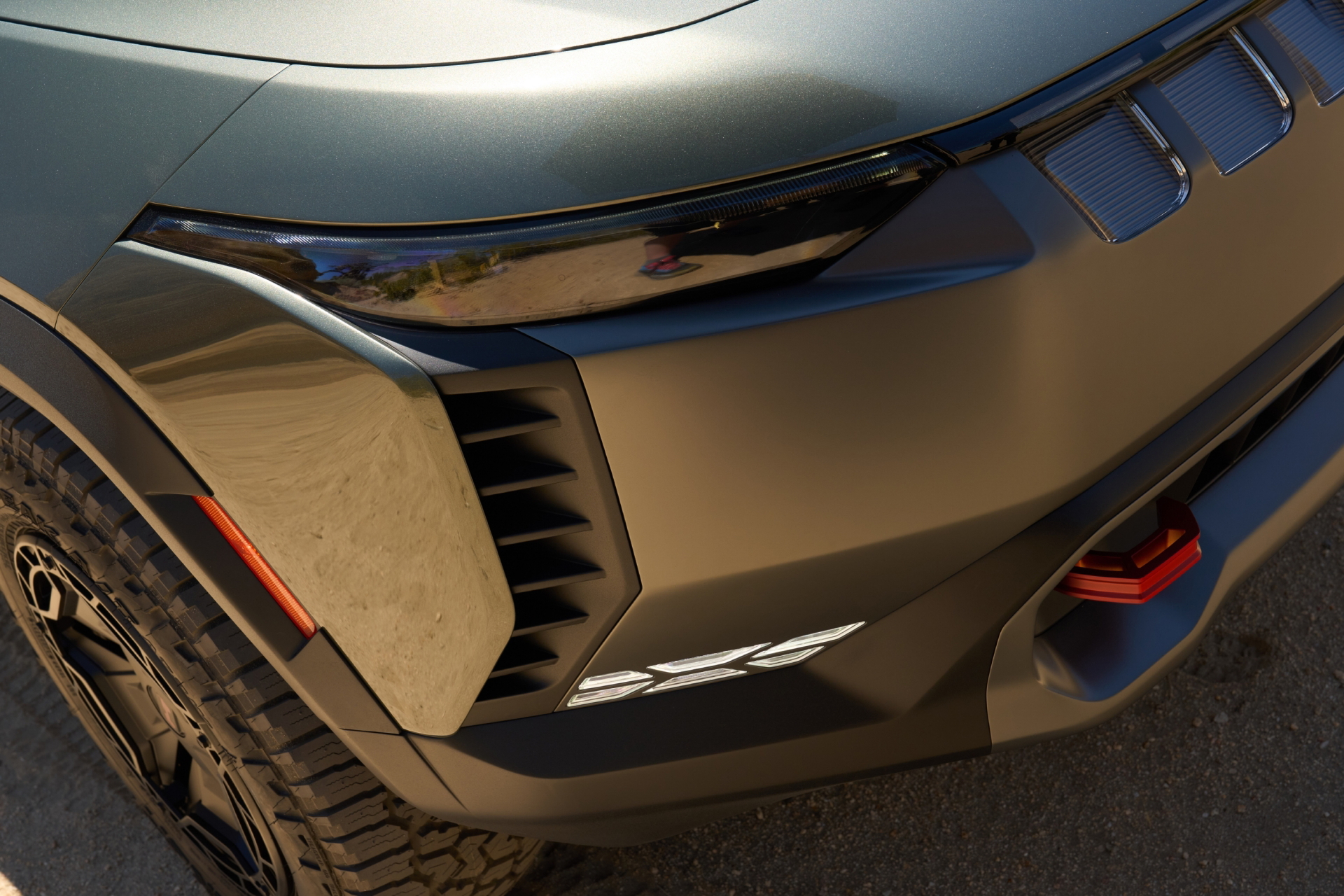Vista trasera-lateral que muestra líneas robustas del Jeep Wagoneer S Trailhawk Concept.