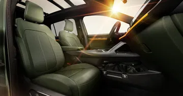 Vistazo al habitáculo del Jeep, destacando su confort y diseño moderno.