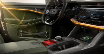 Cabina del Jeep Wagoneer S Trailhawk evidenciando lujo y funcionalidad.