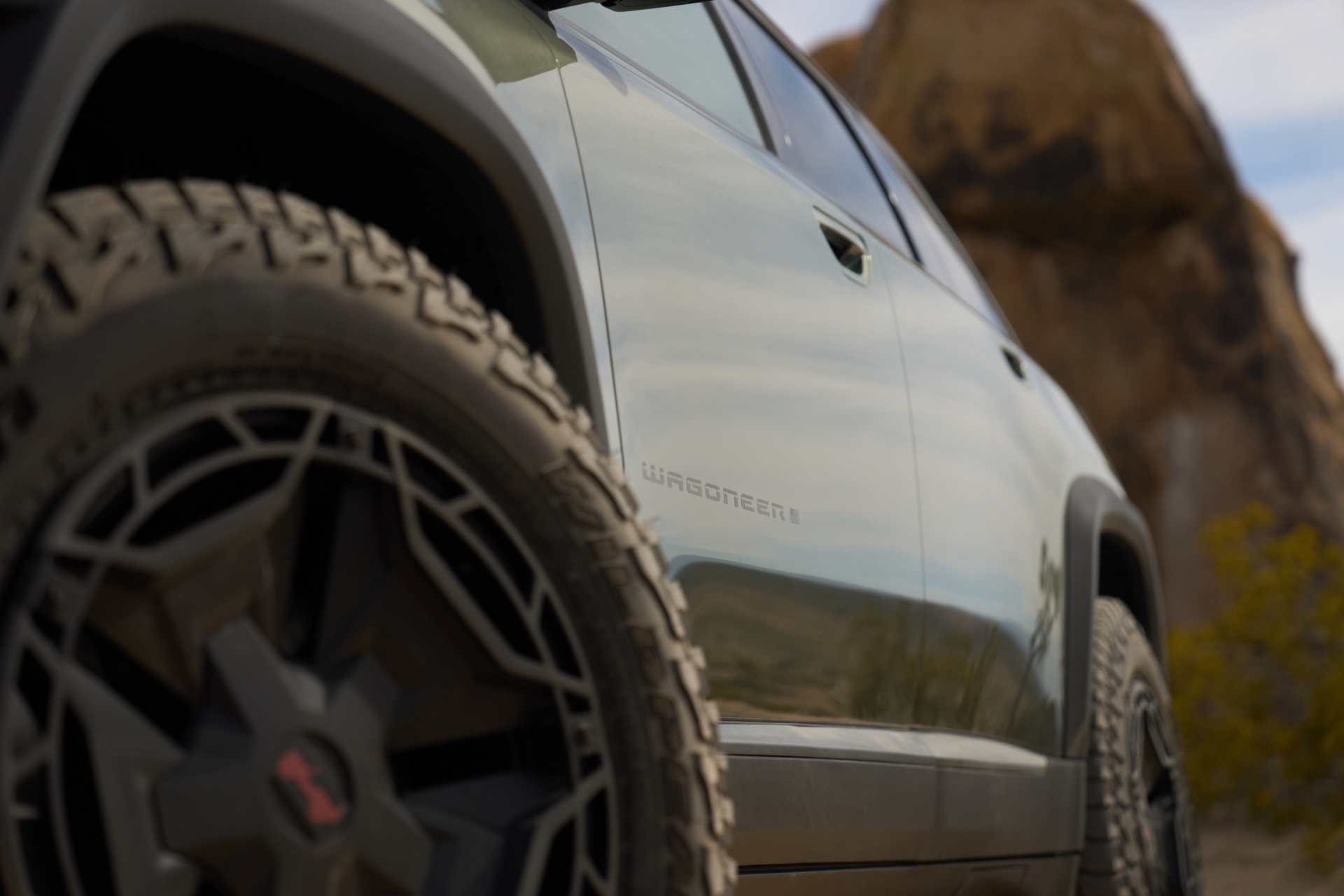 Vista detallada de la rueda y parte del lateral del Jeep Wagoneer S Trailhawk Concept 2024.