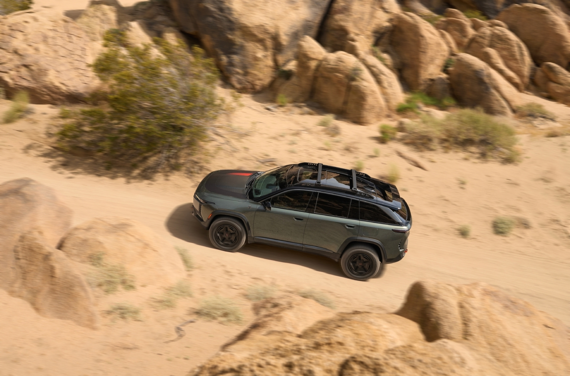 Jeep Wagoneer S Trailhawk en acción, dominando terreno arenoso.