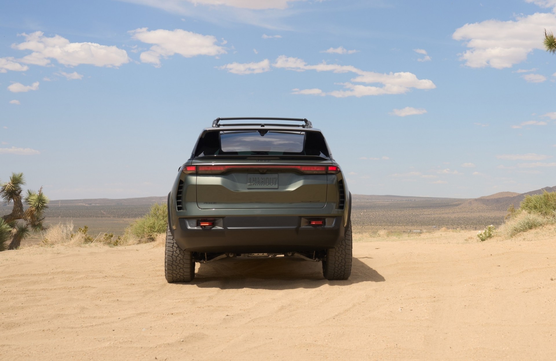 Vista trasera del imponente Jeep Wagoneer S Trailhawk 2024, listo para la aventura.