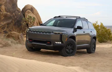 Impresionante frontal del Jeep Wagoneer S Trailhawk 2024 en entorno natural