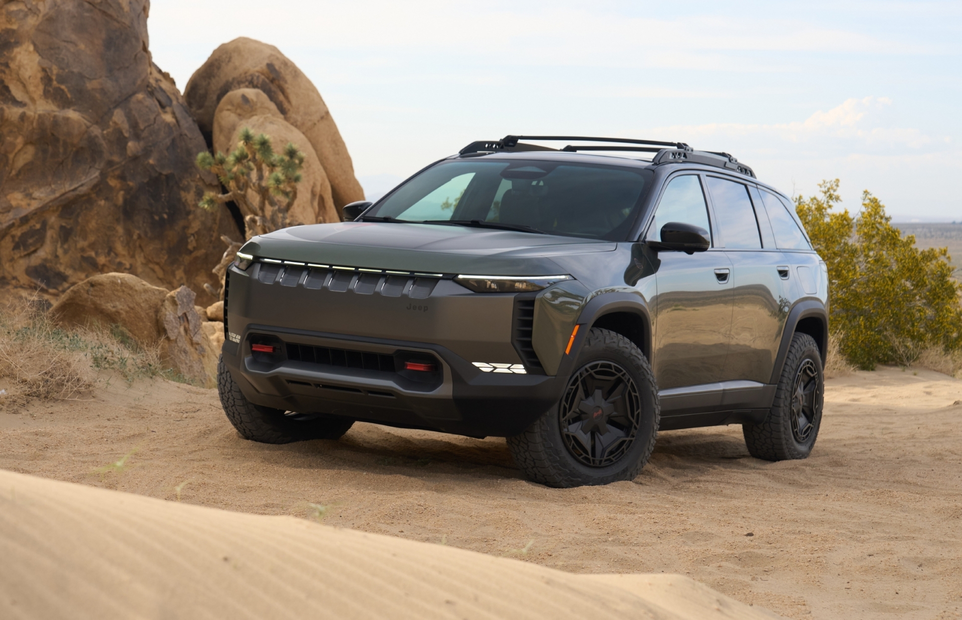 Impresionante frontal del Jeep Wagoneer S Trailhawk 2024 en entorno natural