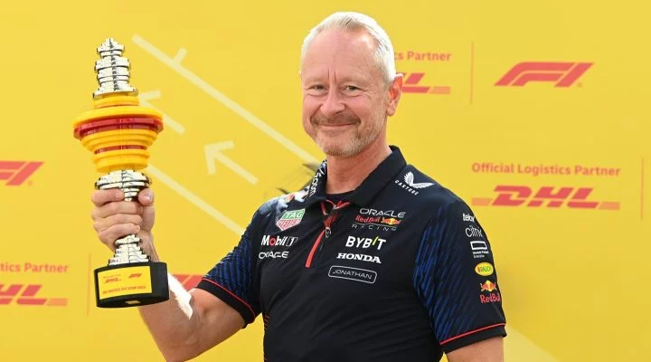 Jonathan Wheatley de Red Bull Racing con trofeo en el paddock