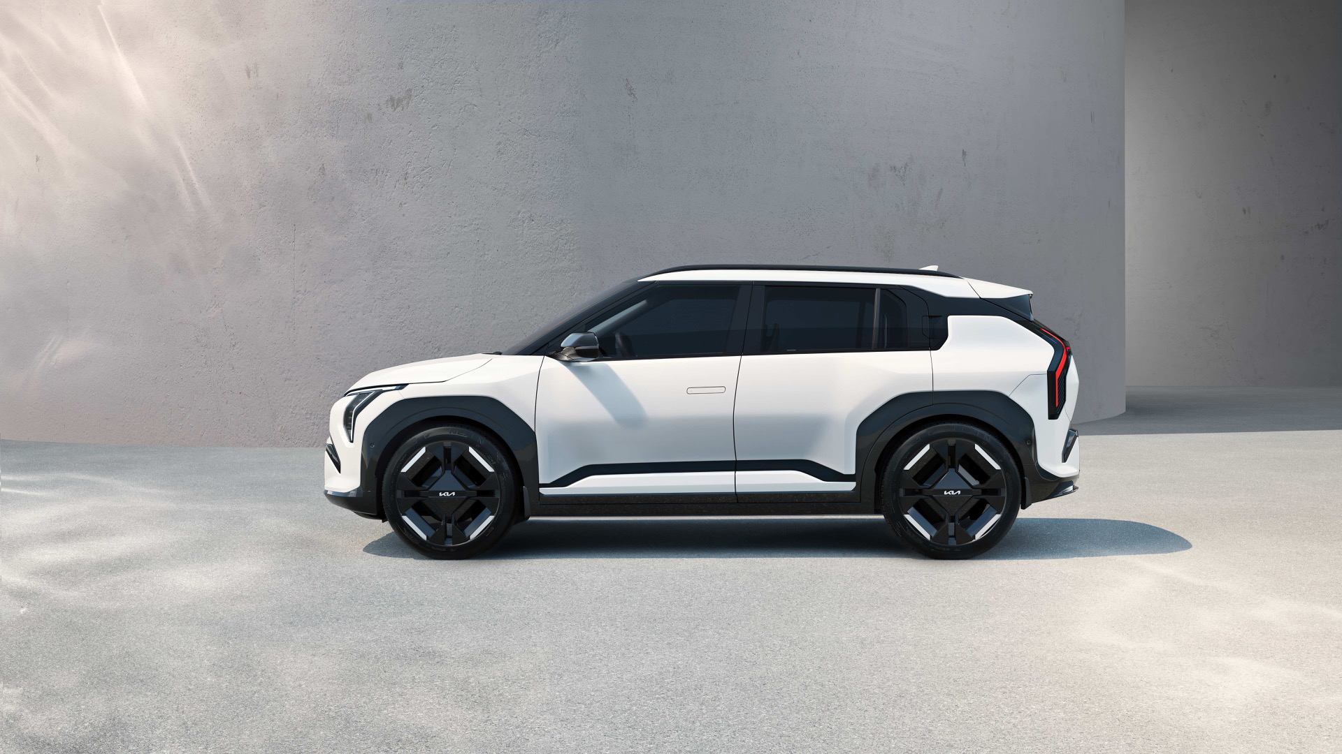 Vista lateral del KIA EV3 GT Line en imponente blanco.