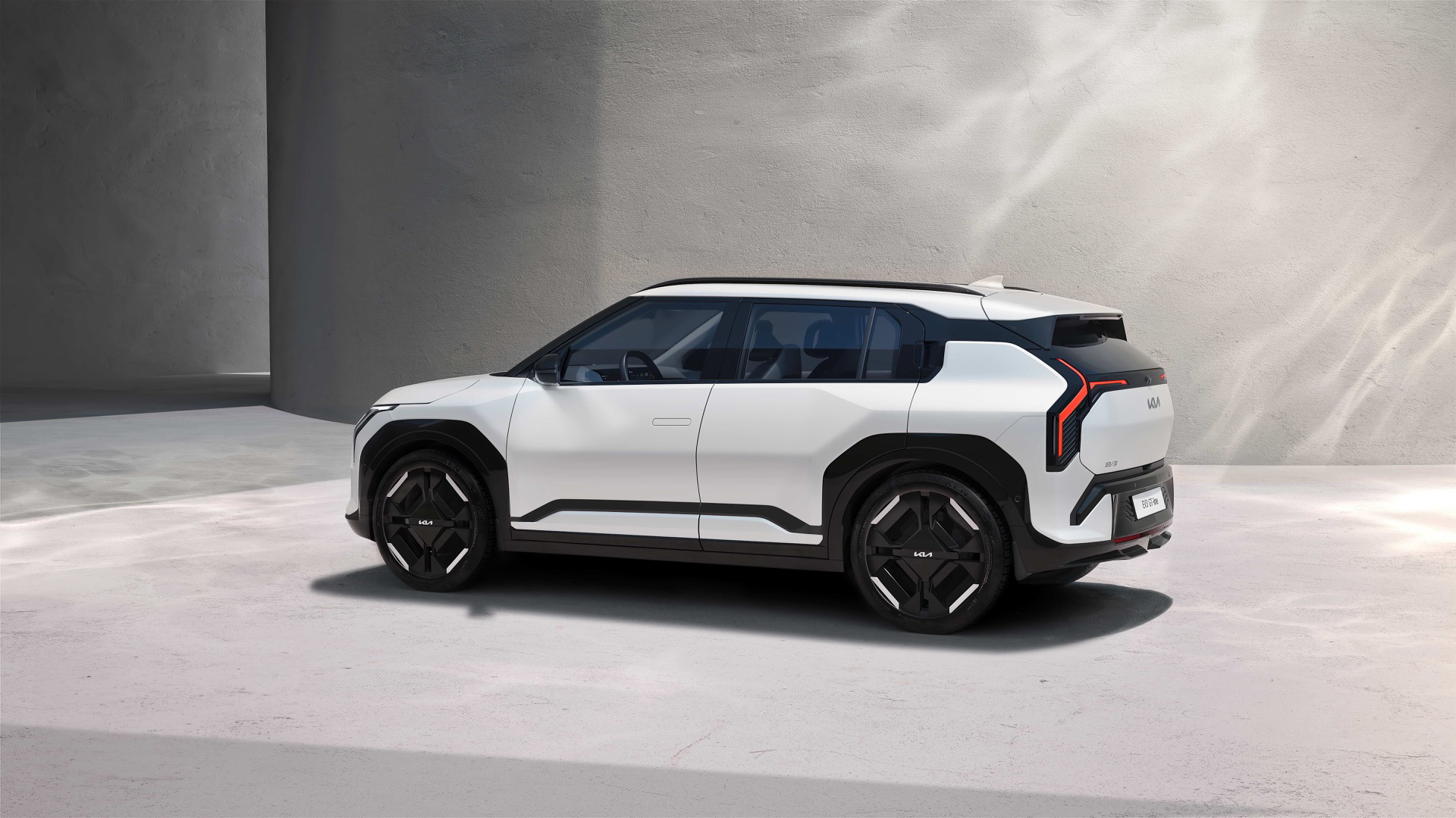 Vista lateral del KIA EV3 GT Line resaltando su diseño vanguardista