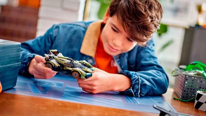 Un niño disfrutando de un modelo LEGO del legendario Lamborghini V12.