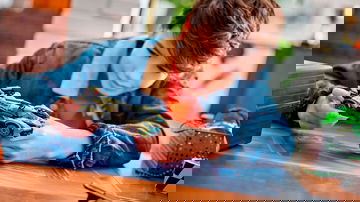 Un niño disfrutando de un modelo LEGO del legendario Lamborghini V12.
