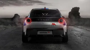 Vista trasera del Lancia Ypsilon HF, mostrando su potente diseño deportivo.