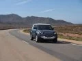 Vista dinámica del Land Rover Defender 2024 circulando por carretera