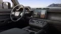 Vista del moderno tablero del Land Rover Defender Sedona con énfasis en su pantalla táctil.
