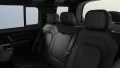 Vista lateral de los asientos traseros del Land Rover Defender Sedona Edition 2024.