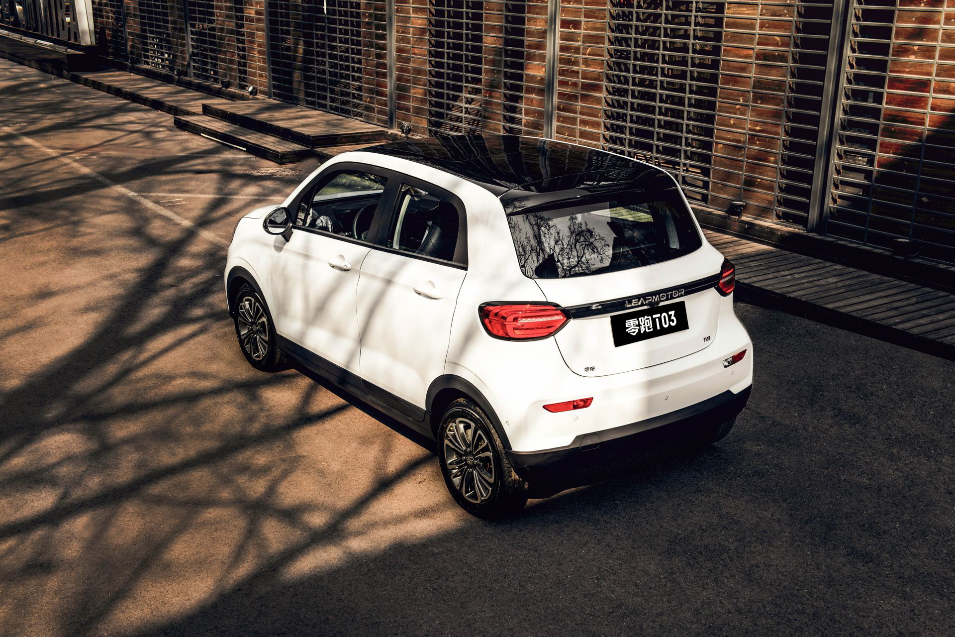 Vista trasera y lateral del LEAPMOTOR T03, el compacto eléctrico asequible.