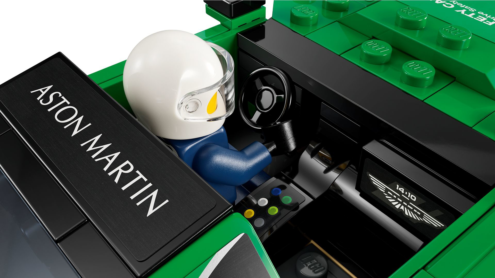 Detalle de la cabina de un coche de LEGO Aston Martin, con piloto incluido.