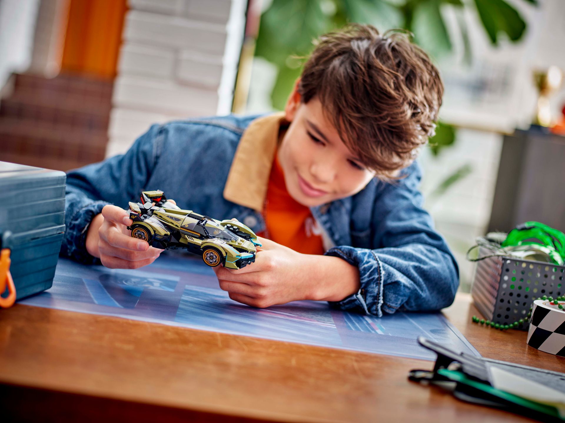 Niño admirando coche de LEGO Speed Champions