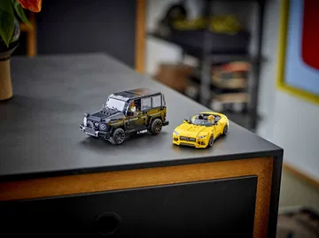 Modelos LEGO de un Jeep y un Porsche de la colección Speed Champions
