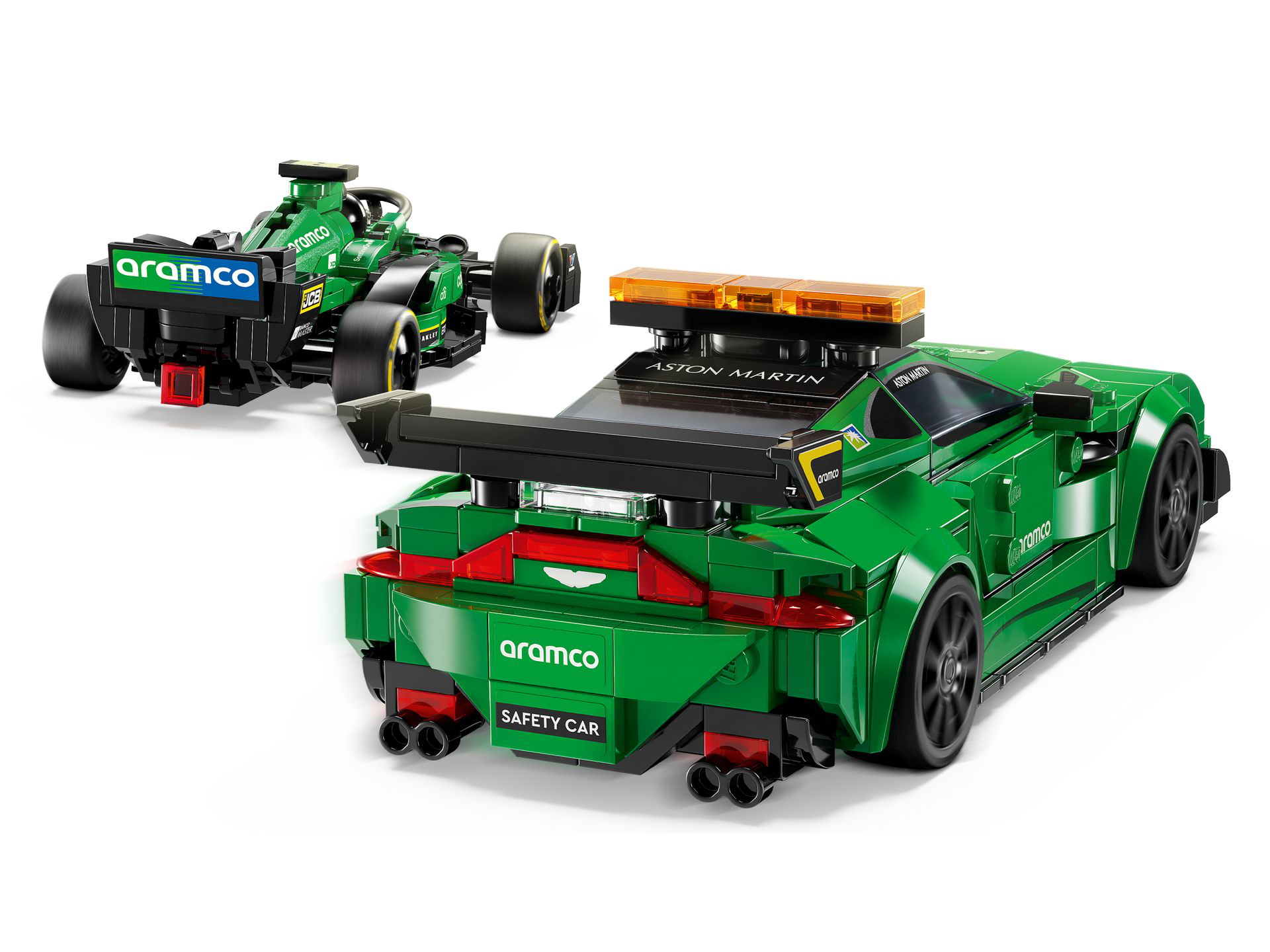 Réplicas de LEGO detalladas de un coche de F1 y un Aston Martin de seguridad.