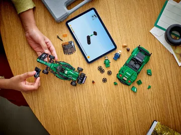 Réplica en miniatura de un vehículo deportivo de LEGO, ensamblaje en progreso.