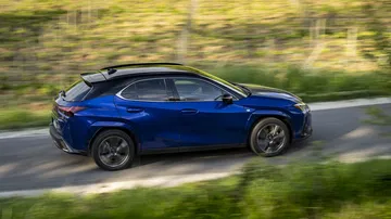 Vista dinámica del Lexus UX 300h mostrando su perfil elegante y deportivo