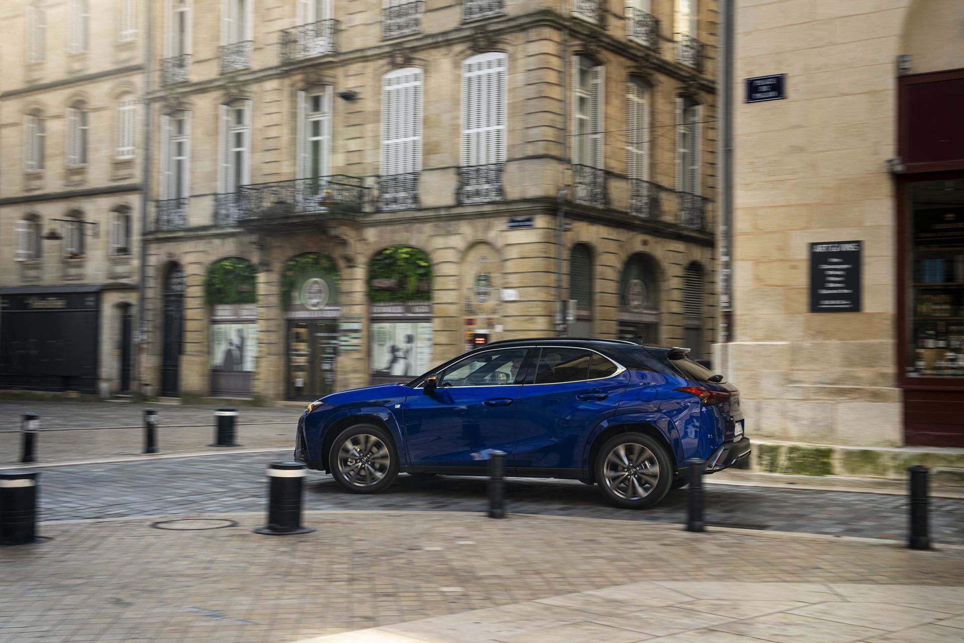 Vista lateral del Lexus UX 300h 2024 en ambiente urbano