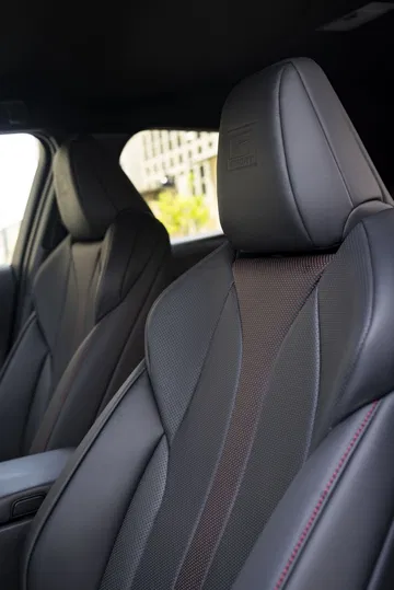 Vista detallada de los asientos delanteros del Lexus UX 300h, destacando su tapicería y acabados.