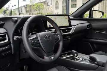 Vista del habitáculo y volante del Lexus UX 300h 2024, elegancia y tecnología.