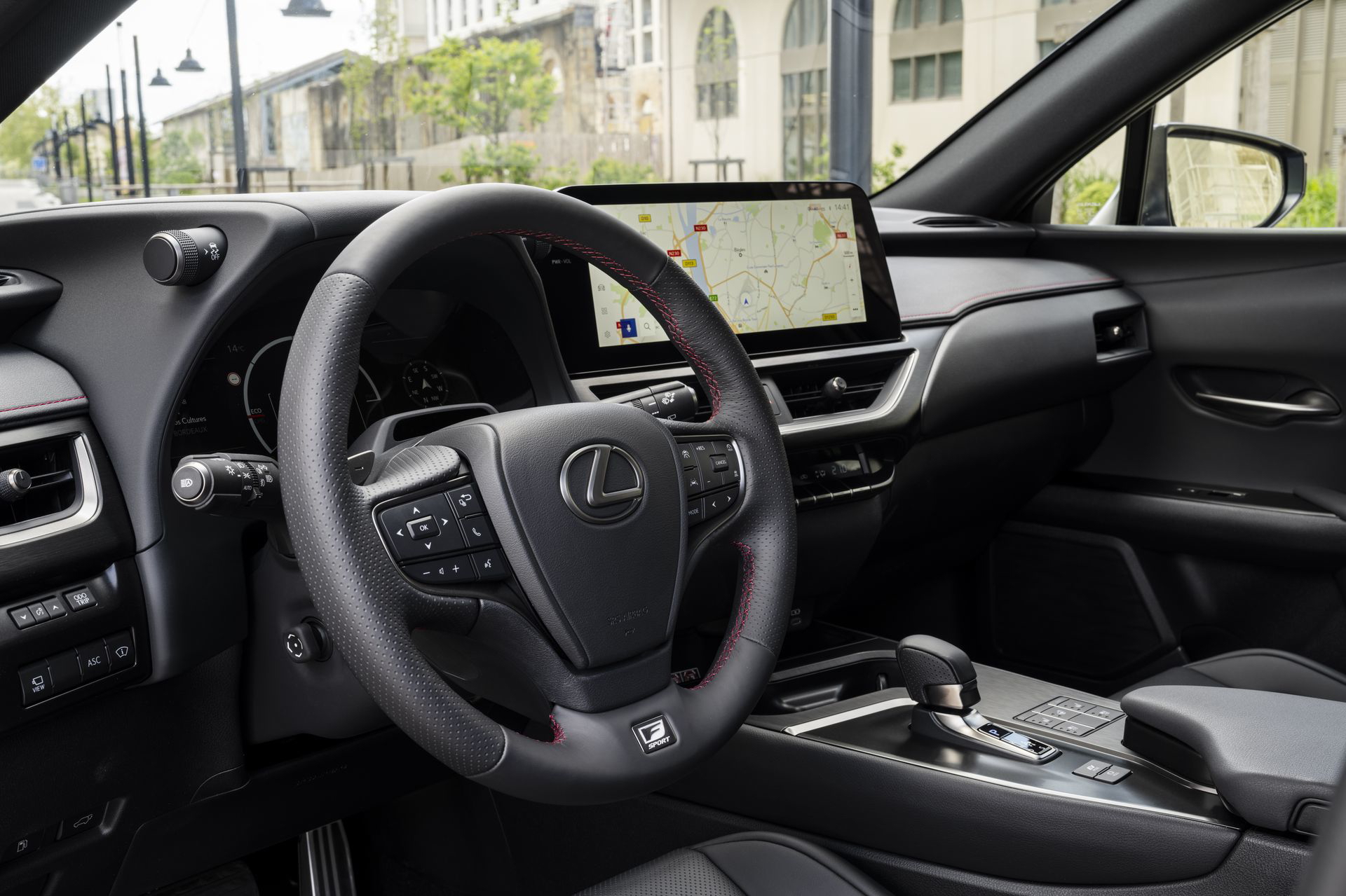 Vista del habitáculo y volante del Lexus UX 300h 2024, elegancia y tecnología.